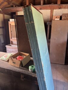 蔵整理で見つかった古い屏風の査定風景
