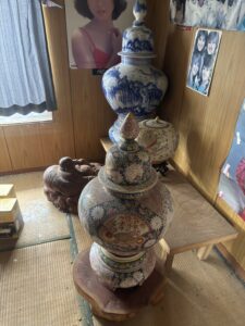 東かがわ市で買取した染付の陶磁器や鉄瓶