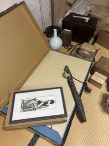 徳島県の骨董品出張買取で査定した額装絵画や花瓶などの美術品