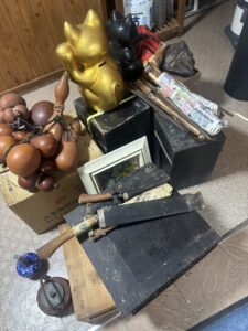 徳島県の骨董品出張買取で査定した招き猫や置物、木製工芸品